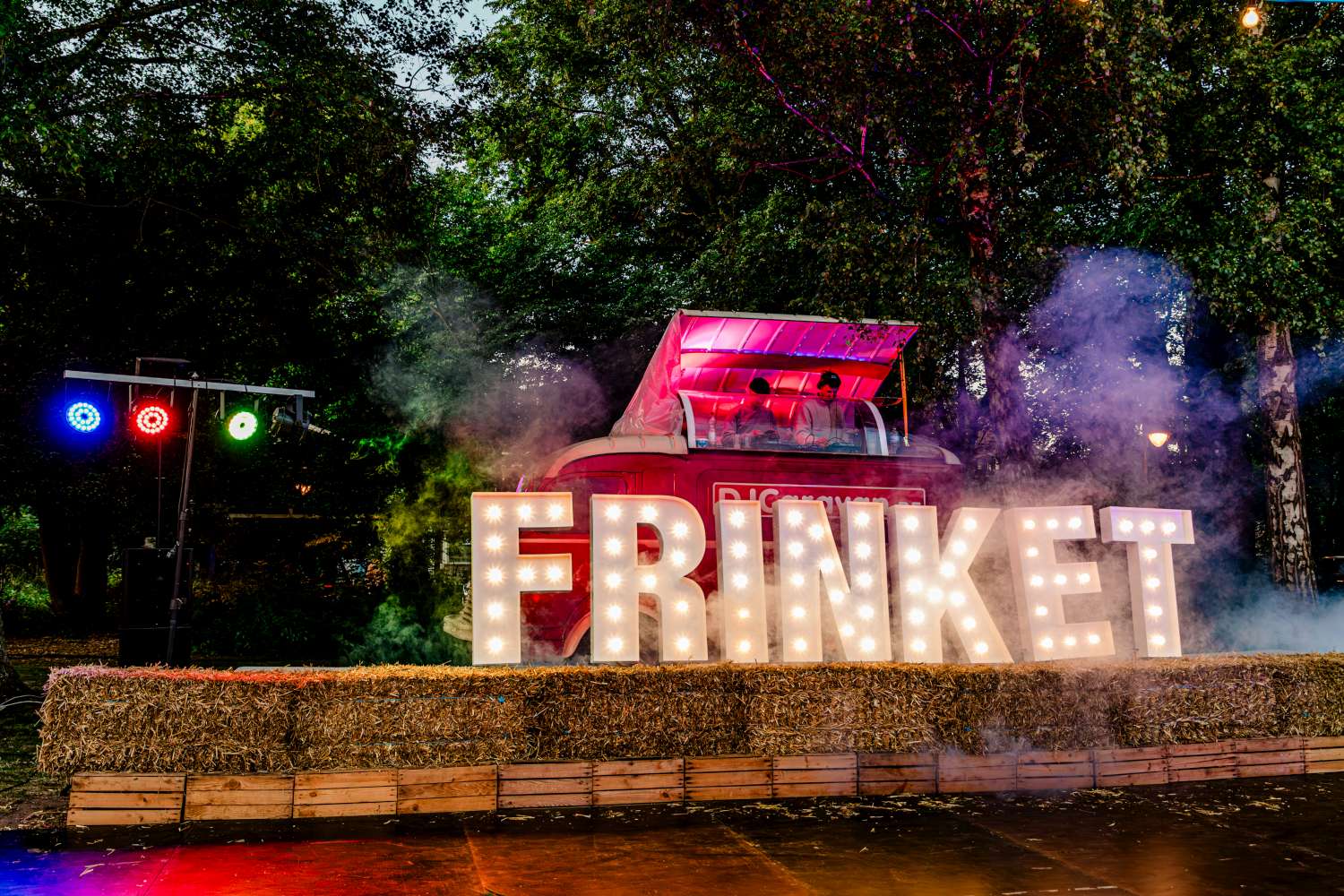 DJ draait tijdens festival