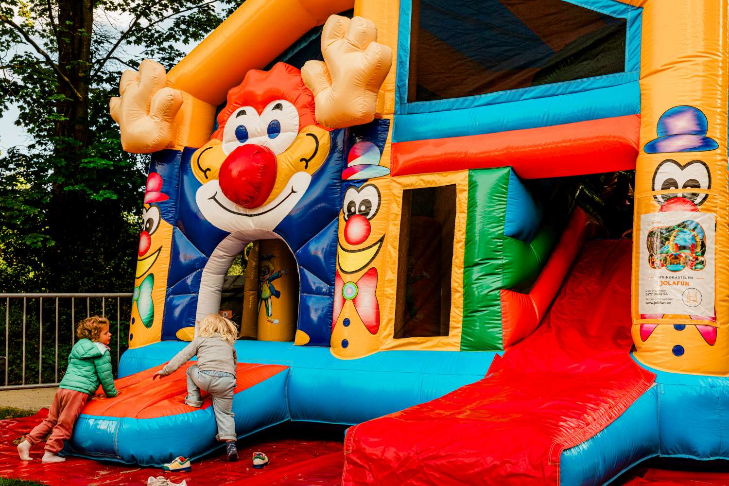 Kinderen spelen op een springkasteel
