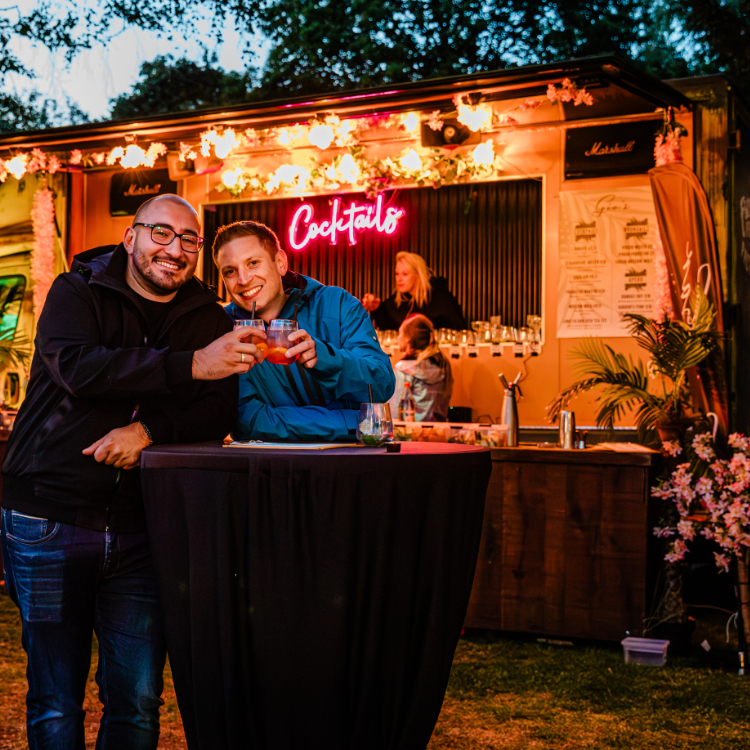 Bezoekers proosten aan de cocktailbar