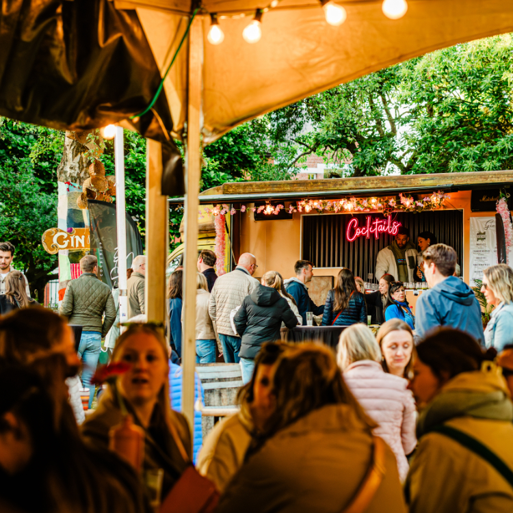 Volle cocktailbar tijdens Frinket