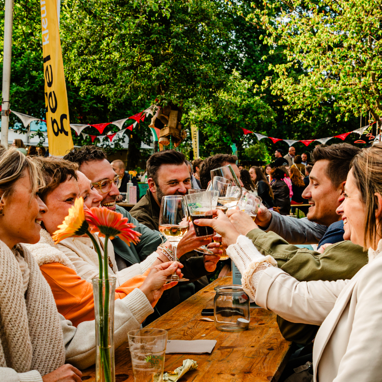 Vrienden aan lange tafels