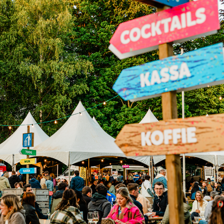 Signage richting cocktails, kassa en koffie